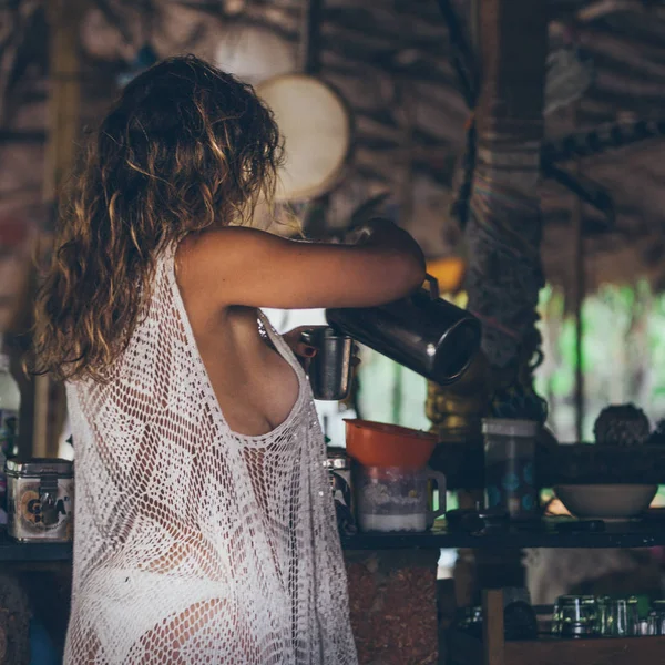 Kobiety Bikini Tunika Sprawia Herbata Kuchnię Świeżym Powietrzu — Zdjęcie stockowe