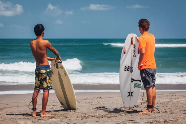 Rear View Two Young Men Standing Surfboards Sandy Beach — Stock Photo, Image