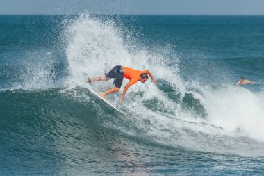 Sörfçü binme büyük bir yeşil dalga yankı Beach, Bali, Endonezya