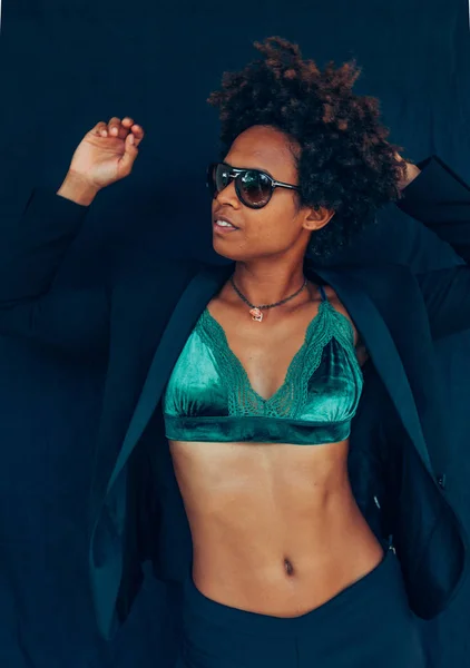 Sutyen ve kostüm güzel afro modeli