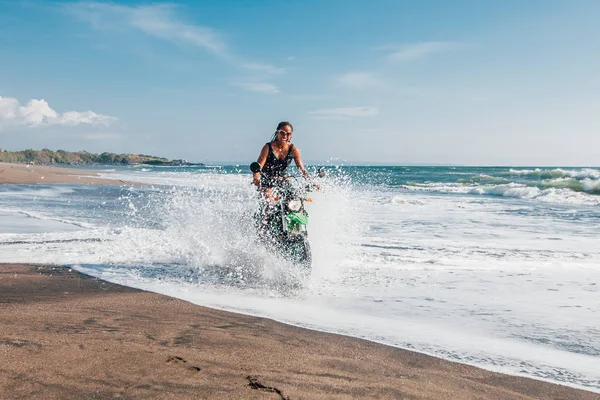 Jovem Afro Americana Equitação Enduro Moto Praia Litoral Salpicando Água — Fotografia de Stock