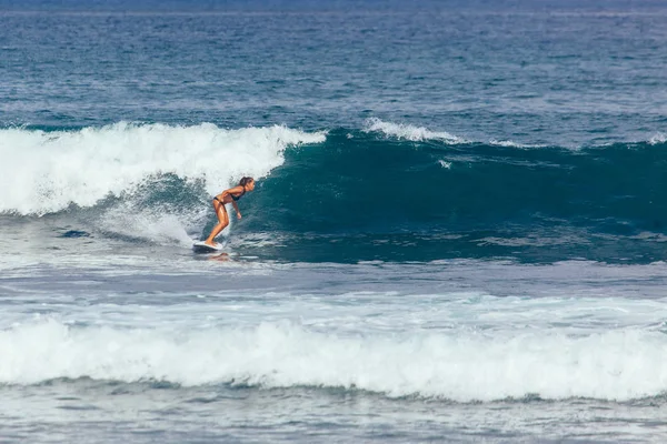 Mladá Asijská Žena Zelených Bikinách Surfování Tyrkysové Vlny Bali Indonésie — Stock fotografie