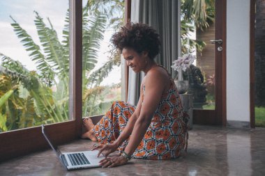 Genç afro Amerikan işkadını Online dizüstü bilgisayar, çalışma başlangıç 