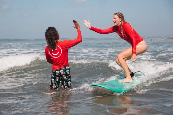 Surfa Instruktör Tränare Guide Och Student Surfbräda Ger Hög Fem — Stockfoto