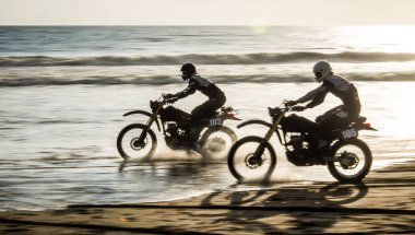 İki arkadaş özel retro yarış kafe racer siyah motosiklet sahilde günbatımı Tabanan, Bali, Endonezya, stil