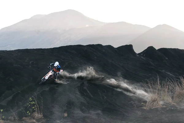 インドネシア バリ島バトゥール山で日の出砂黒い溶岩のレトロなスタイルのカスタム カフェ レーサー黒オートバイ レース ライダー — ストック写真
