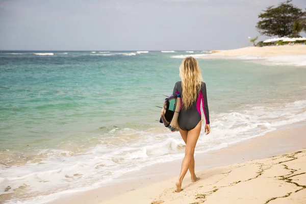 Блондинка Серфингистка Купальнике Цельном Бикини Выходит Океана Вдоль Пляжа Доской — стоковое фото