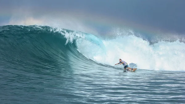 Surfista Cavalgando Grande Onda Verde Com Arco Íris Fundo Nas — Fotografia de Stock