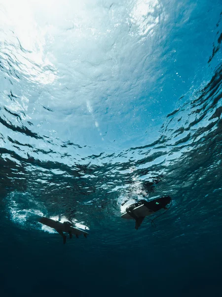 Sörf tahtalarında oturan yüzeyin sualtı görünümü 