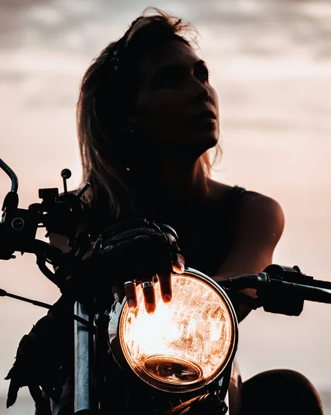 Portrait Jeune Femme Assise Sur Une Moto Avec Une Lampe — Photo