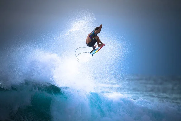 Motion Shot Surfer Jazda Konna Duży Ocean Fala — Zdjęcie stockowe