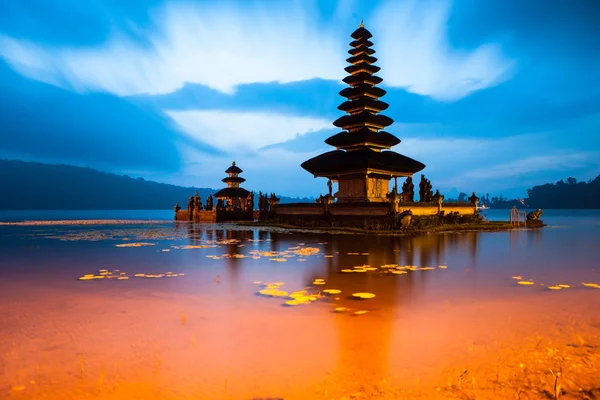 Antik Ulun Tuna Beratan Tapınağı veya Pura Bratan, Endonezya Hindu su tapınağı, Gün batımında Bali, Bedugul yakınlarındaki dağlarda Bratan Gölü kıyısında.