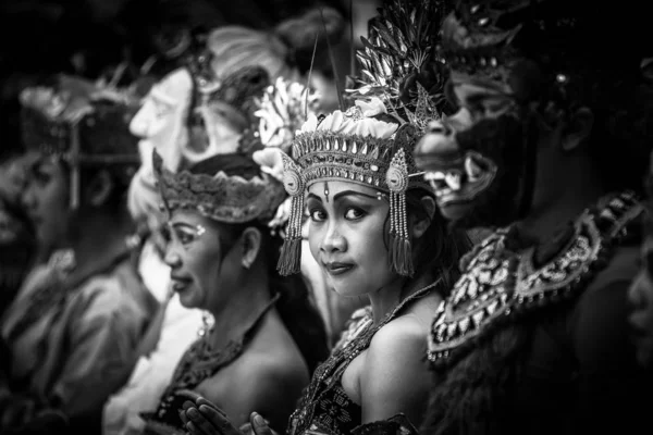 在巴厘岛的仪式舞蹈仪式凯卡克舞蹈中 身着加鲁达和巴隆传统印尼服饰的人们的黑白镜头 — 图库照片