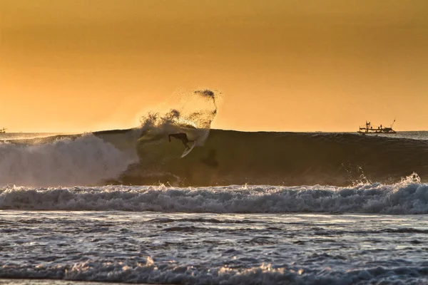 Motion Shot Surfer Jazda Konna Duży Ocean Fala Zachód Słońca — Zdjęcie stockowe