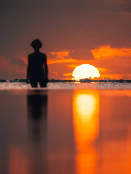 Jovem Mulher Com Afro Assistindo Por Sol Cintura Profunda Oceano — Fotografia de Stock