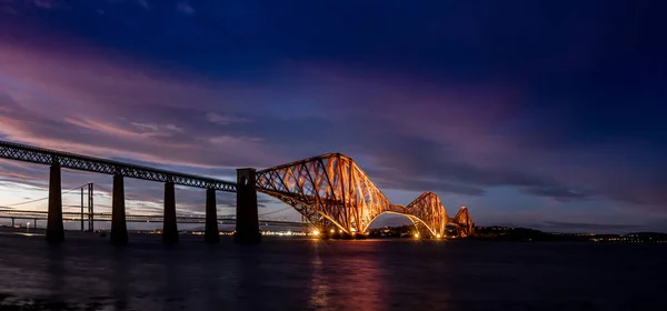 Puentes Queensferry Cerca Edimburgo Escocia Por Noche Imagen De Stock