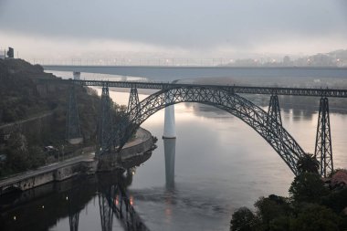 D. Maria Pia ve Sao Joao köprüleri, Porto, Portekiz sabah saat sırasında uzak manzara. Bulutlu gökyüzü.