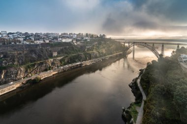 D. Maria Pia ve Sao Joao köprüleri, Porto, Portekiz sabah saat sırasında uzak manzara. Bulutlu gökyüzü.