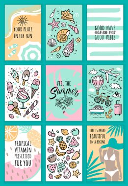 Metinli yaz kartları seti. Kara tatil ve doodle tarzında seyahat çizimleri. Tropik bir cennette plaj tatili.