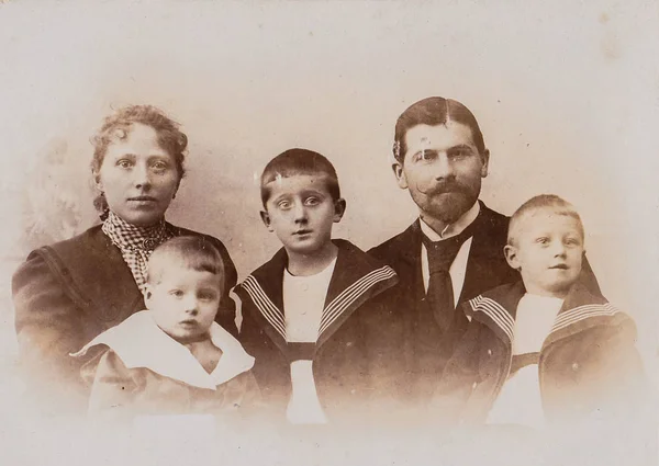 Jovem Família Sentada Com Três Meninos Uniforme Marinheiro — Fotografia de Stock