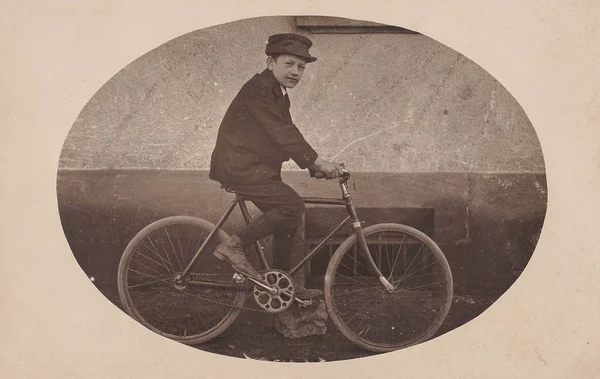 Νεαρό Αγόρι Κάθεται Ποδηλάτων Μπροστά Από Κτίριο Εικόνα Αρχείου