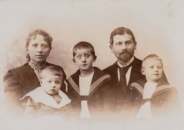 Νεαρή Οικογένεια Κάθεται Τρία Αγόρια Στολή Ναύτη Royalty Free Φωτογραφίες Αρχείου