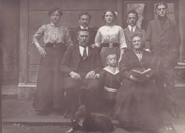 Οικογένεια Κάθεται Μαζί Και Ποζάρουν Για Φωτογράφος Royalty Free Εικόνες Αρχείου