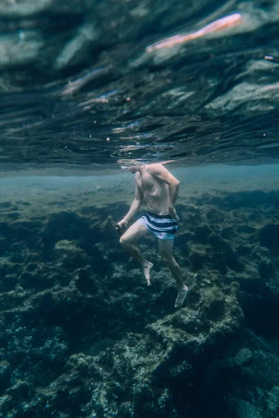 Podvodní Fotografie Muže Chlapce Plavajícího Mezi Skalami Moři Pobřeží Menorky — Stock fotografie