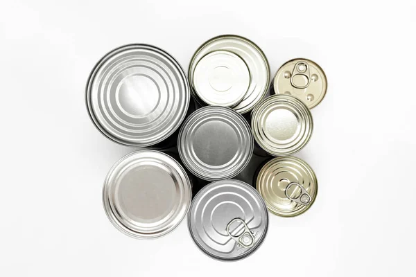 各种尺寸的铝制食品罐白色背景 — 图库照片