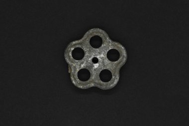 Çok eski ve paslı kolu boş alan siyah zemin üzerine su boru