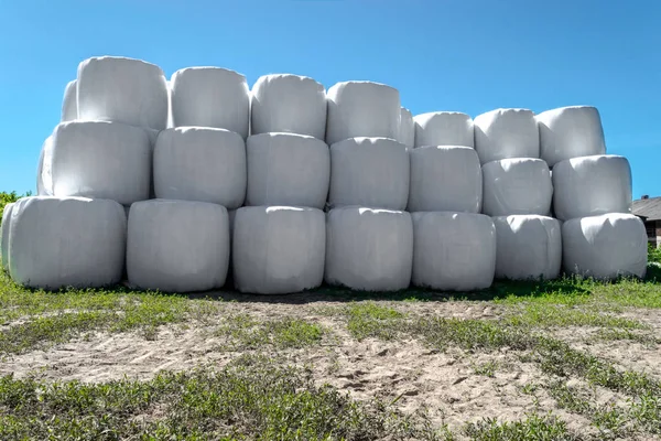 Grote Kuilvoer Balen Verpakt Witte Plastic Een Elkaar Geplaatst Blauwe — Stockfoto