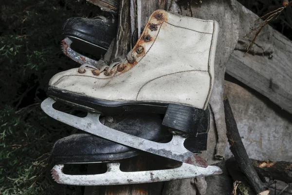 Patines Hielo Oxidados Sucios Blancos Negros Muy Viejos Colgados Almacén —  Fotos de Stock