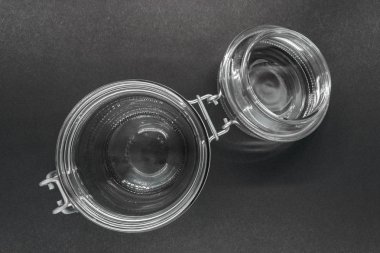 Siyah zemin yüzeyinde metal sahibi ile açık cam kavanoz