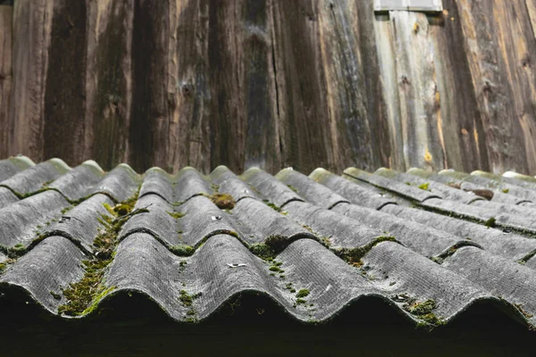 Velho Coberto Com Ardósias Telhado Ondulado Musgo Cobre Celeiro — Fotografia de Stock