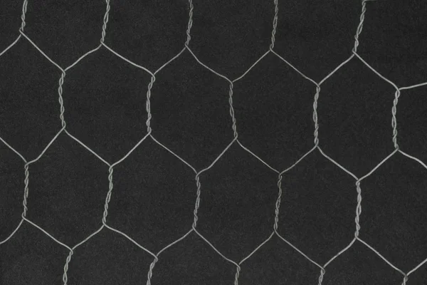 Εξάγωνο Σχήμα Μεταλλικό Φράχτη Μαύρο Φόντο Επιφάνεια — Φωτογραφία Αρχείου