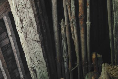 Eski ve kuru ağaç dalları ahır tavan arka plan yüzeyi içinde yer