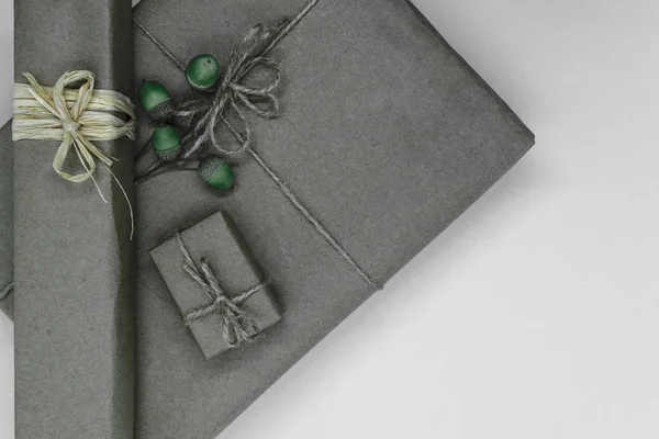 Composition Boîtes Cadeaux Grises Enveloppées Dans Papier Livrées Avec Différents — Photo