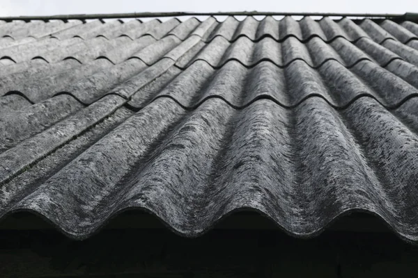 Alt Und Mit Flechten Bedeckt Wellige Dachschiefer Bedeckt Die Scheune — Stockfoto