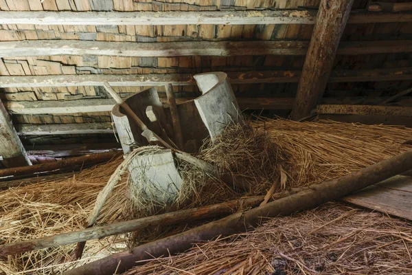 Very Old Broken Wooden Tub Lying Barn Attic Hay Straw — Stock Photo, Image