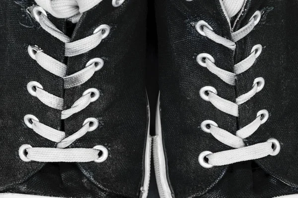 Чорні Старі Брудні Кросівки Білою Шнурковою Поверхнею Тла — стокове фото