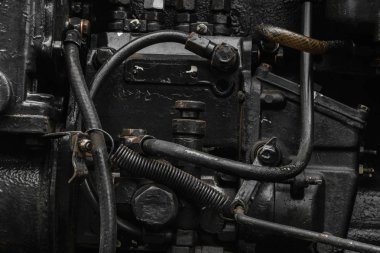 Arka plan yüzeyi eski, siyah ve yağlı makine motor