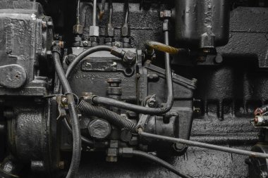 Arka plan yüzeyi eski, siyah ve yağlı makine motor