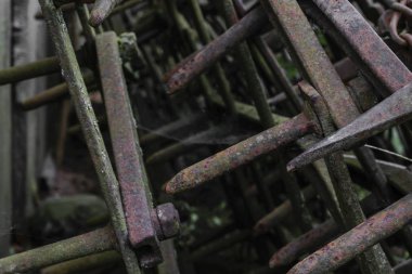 Çok eski ve paslı tırmıklar yerleri kırsal ahır duvarının yakınında