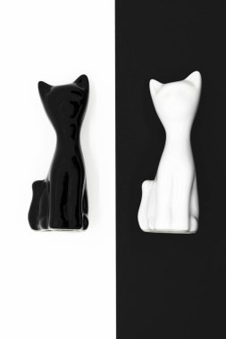 Zıt renkler siyah ve beyaz kedi biblo soyut kompozisyon yerleştirilen