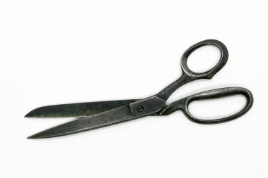 Beyaz arka plan üzerinde eski metal makas üstten görünüm