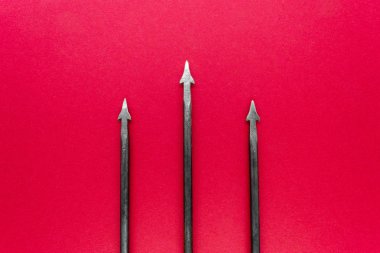 Eski, paslı ve metal trident üç sivri kırmızı arka plan yüzeyi ile