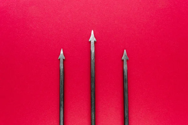 Old Rusty Metal Trident Three Spikes Red Background Surface — Stock Photo, Image