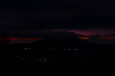 Gunung Batur yanardağ Bali, Endonezya görünür silhouette Mount Agung Yanardağı ve Rinjani Dağları ile gelen erken gündoğumu görüntülemek