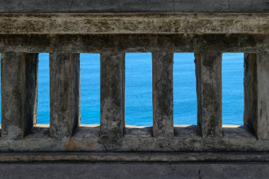 Mavi Hint Okyanusu eski antik tapınak görünür Bali Adası, Endonezya duvar. Duvar fotoğraf makinesindeki odaklanmıştır