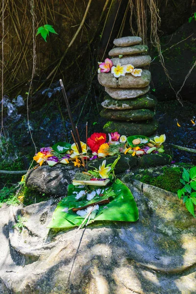 提供印度教的神在巴厘岛 这叫卡南和由树叶和鲜花制成 — 图库照片